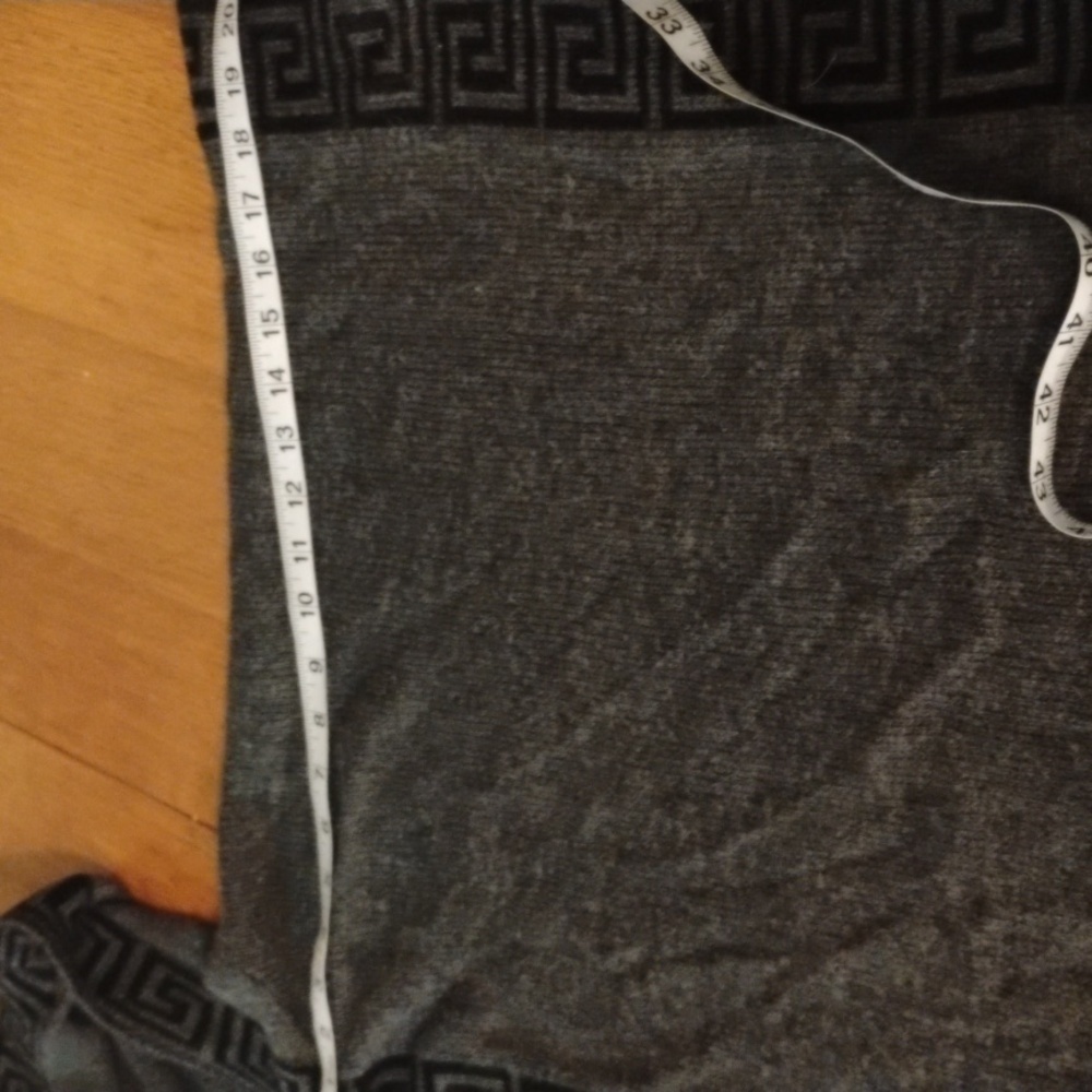 Beautiful grey/ black hooded cape/ shawl.No brand , no tags, unsure of size. - Picture 7 of 9